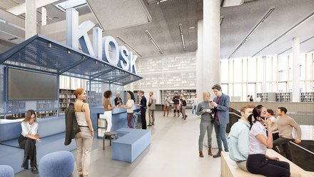 Großzügiger Innenraum mit Informationspunkt, Sitzgelegenheiten und vielen Menschen.