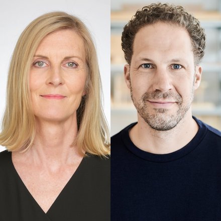 Porträt einer Person mit schulterlangem blondem Haar in schwarzer Bluse vor hellem, neutralem Hintergrund; ruhiger Blick in die Kamera und Porträt einer Person mit kurzen, lockigen Haaren und Bartstoppeln, dunkelblauer Pullover; unscharfes Regal im Hintergrund.