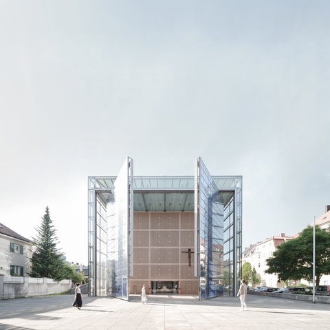 Modernes Gebäude mit gläsernen Seitenwänden und brauner Metallfassade mit vertikalen Rillen, zwei hohe Metallrahmen flankieren den zentralen Eingang auf einem Platz, Menschen gehen vorbei