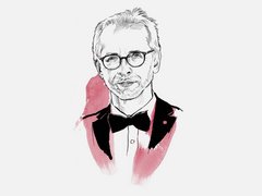 "Porträt-Illustration eines Mannes mittleren Alters mit grauem Haar und Brille in Schwarz-Weiß-Zeichnung. Er trägt Smoking mit schwarzem Sakko, weißem Hemd und schwarzer Fliege. Die Schultern und der Oberkörper sind mit rosa-roten Aquarell-Akzenten gestaltet. Sein Blick ist direkt nach vorne gerichtet."