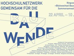 Plakat für Ringvorlesung "Blickwechsel Bauwende" im Sommersemester 2026 vom 22. April bis 10. Juni. Das Design zeigt großformatig den Text "BAU WENDE" in blauer Schrift auf cremefarbenem Hintergrund mit diagonalen Linien. Oben links: Hochschulnetzwerk gemeinsam für die Bau. Oben rechts: QR-Code und Veranstaltungsinformationen. Unten: Liste von 42 beteiligten Hochschulen und Universitäten sowie das Logo "Architects for Future" und EU-Förderhinweis.