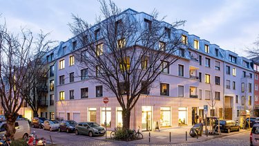 Ein Gebäude fotografier in der Abenddämmerung.