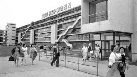 Historische Außenansicht des Hauptgebäudes der Neckermann Versand KG 