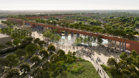 Weitläufige Parkanlage mit bepflanzter Fußgängerbrücke, Wasserflächen und zahlreichen Menschen.