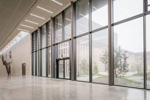 Großzügige Glasfassade mit Blick auf den Campus und viel Tageslicht.