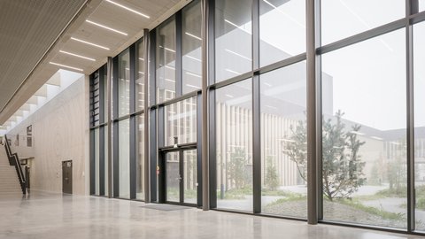Großzügige Glasfassade mit Blick auf den Campus und viel Tageslicht.