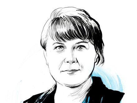 Schwarz‑weiß gezeichnetes Kopf‑Schulter‑Porträt einer Person mit kurzem, seitlich fallendem Haar und dunklem Hemdkragen; die Person blickt neutral nach vorn, hinterlegt von einem hellblauen Pinselkreis.