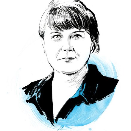 Schwarz‑weiß gezeichnetes Kopf‑Schulter‑Porträt einer Person mit kurzem, seitlich fallendem Haar und dunklem Hemdkragen; die Person blickt neutral nach vorn, hinterlegt von einem hellblauen Pinselkreis.