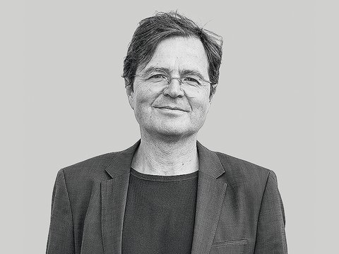 Schwarz-weiß Porträt eines Mannes mit Brille