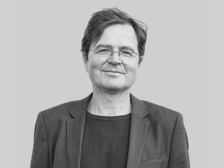 Schwarz-weiß Porträt eines Mannes mit Brille