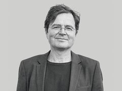 Schwarz-weiß Porträt eines Mannes mit Brille