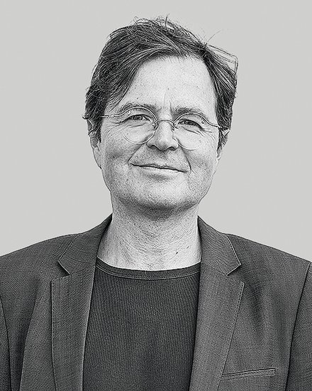 Schwarz-weiß Porträt eines Mannes mit Brille