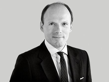 Schwarz-weiß Porträt eines Mannes im Anzug 