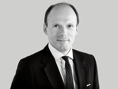 Schwarz-weiß Porträt eines Mannes im Anzug 