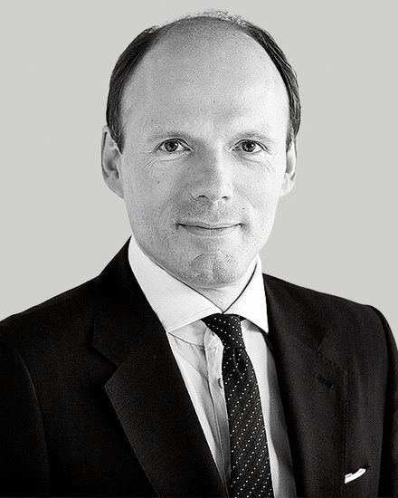 Schwarz-weiß Porträt eines Mannes im Anzug 