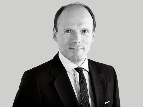 Schwarz-weiß Porträt eines Mannes im Anzug 