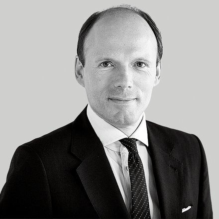 Schwarz-weiß Porträt eines Mannes im Anzug 