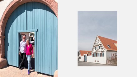 Weit geöffnete, hellblaue Torflügel in einem großen Sandsteinbogen; eine Frau und ein Mann stehen lächelnd in der geöffneten Türe und blicken in die Kamera. Kleineres Bild: Gesamtansicht eines Fachwerkhauses mit hohem Giebel und rotem Ziegeldach, davor niedrige weiße Mauer und ruhige Ortsstraße.