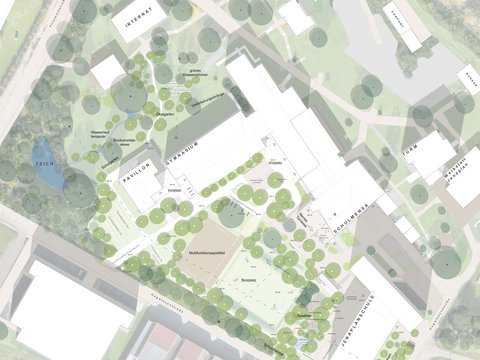 Detaillierter Freiflächen-Entwurfsplan des Schulwaldcampus Mössingen. Der Lageplan zeigt die Anordnung der Schulgebäude (Gymnasium, Jenaplanschule, Internat, Schulmensa, Pavillon) eingebettet in grüne Außenanlagen. Beschriftet sind verschiedene Funktionsbereiche wie ein Teich im Nordwesten, ein temporärer Wasserlauf, Biodiversitätswiese, Schulgarten, grünes Klassenzimmer, Multifunktionsspielfeld, Bolzplatz, Mensa-Terrasse sowie verschiedene Vorplätze und Versickerungsstränge.
