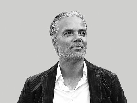 Schwarz-weiß Porträt eines Mannes.