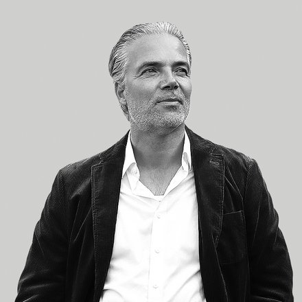 Schwarz-weiß Porträt eines Mannes.