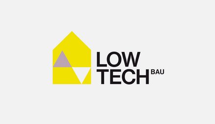 09:11     Logo: gelbes, hausförmiges Symbol mit einem lilafarbenen Dreieck oben links und einem nach unten zeigenden weißen Dreieck unten rechts; rechts der schwarze Schriftzug „LOW TECH BAU“.