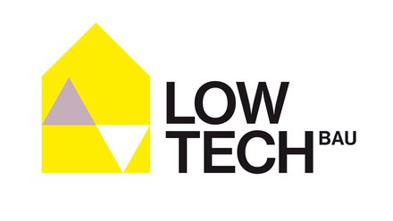 09:11     Logo: gelbes, hausförmiges Symbol mit einem lilafarbenen Dreieck oben links und einem nach unten zeigenden weißen Dreieck unten rechts; rechts der schwarze Schriftzug „LOW TECH BAU“.