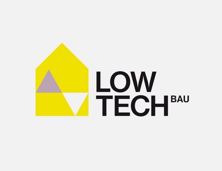 09:11     Logo: gelbes, hausförmiges Symbol mit einem lilafarbenen Dreieck oben links und einem nach unten zeigenden weißen Dreieck unten rechts; rechts der schwarze Schriftzug „LOW TECH BAU“.