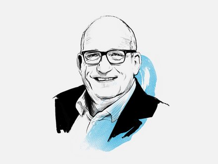 Illustration einer lächelnden Person mit Glatze und Brille, in schwarzem Sakko und hellem Hemd; schwarz-weiße Zeichnung mit blauen Aquarellakzenten vor hellem Hintergrund.