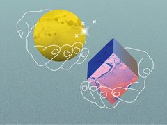 "Zwei Umriss-Hände auf blauem Hintergrund. Die linke Hand hält einen gelben Mond mit Kratern und weißen Sternen. Die rechte Hand hält eine geometrische Form mit einem topografischen Muster in Rosa-, Blau- und Orangetönen. Symbolisiert die Balance zwischen Himmel und Erde oder Natur und Wissenschaft."