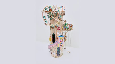 Modell eines Baumhauses mit Riesenrad, Rutsche, Schaukel und bunten Wimpeln