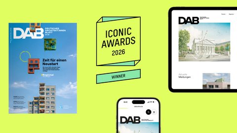„Eine Grafik auf neongrünem Hintergrund, die das DAB-Magazin als gedruckte Ausgabe sowie digital auf einem Tablet und Smartphone zeigt, neben einer Auszeichnung der Iconic Awards 2026.“
