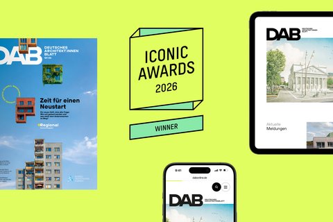 „Eine Grafik auf neongrünem Hintergrund, die das DAB-Magazin als gedruckte Ausgabe sowie digital auf einem Tablet und Smartphone zeigt, neben einer Auszeichnung der Iconic Awards 2026.“