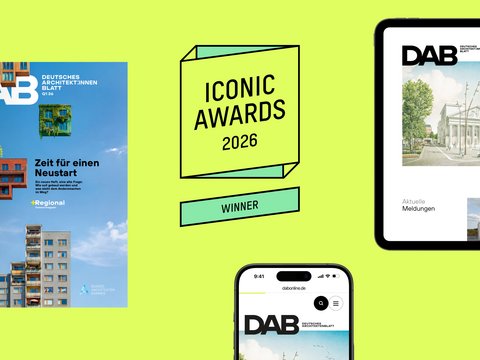 „Eine Grafik auf neongrünem Hintergrund, die das DAB-Magazin als gedruckte Ausgabe sowie digital auf einem Tablet und Smartphone zeigt, neben einer Auszeichnung der Iconic Awards 2026.“