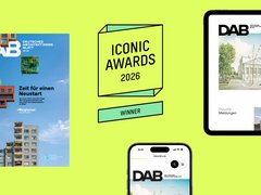 „Eine Grafik auf neongrünem Hintergrund, die das DAB-Magazin als gedruckte Ausgabe sowie digital auf einem Tablet und Smartphone zeigt, neben einer Auszeichnung der Iconic Awards 2026.“