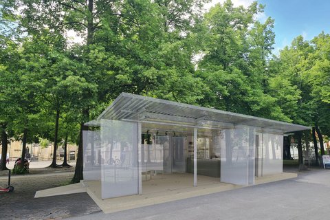 „Architektur-Rendering eines leichten, halboffenen Pavillons mit transluzenten Schiebewänden unter großen Bäumen in einer Parkanlage.“