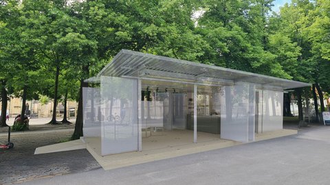 „Architektur-Rendering eines leichten, halboffenen Pavillons mit transluzenten Schiebewänden unter großen Bäumen in einer Parkanlage.“