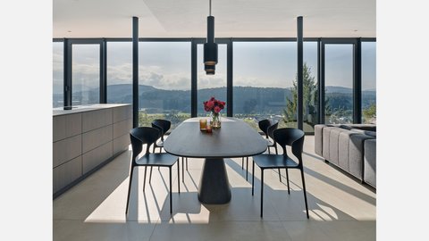 Modernes Esszimmer vor Fensterfront