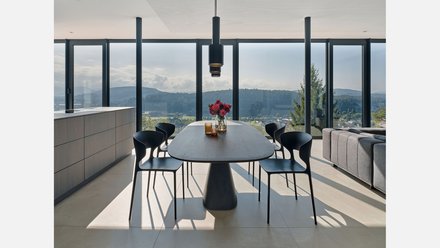 Modernes Esszimmer vor Fensterfront