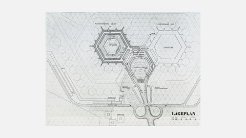 Ein detaillierter Schwarz-Weiß-Lageplan des Flughafens Berlin-Tegel zeigt die gesamte Anlage. Links ist der hexagonal geformte "Flugsteigring West" mit Parkebenen wie "Kurzparken" und "Dauerparken" sowie der "Zentrale Vorfahrt". Rechts daneben liegt der "Flugsteigring Ost", der als "2. Baustufe" markiert ist. Beide Ringe sind von zahlreichen Flugzeugparkpositionen umgeben. Weitere eingezeichnete Bereiche sind "Fracht", "Post", "Verwaltung" und verschiedene Parkplatzbereiche. Unten rechts ist ein grafischer Maßstab und der Titel "LAGEPLAN" zu sehen.
