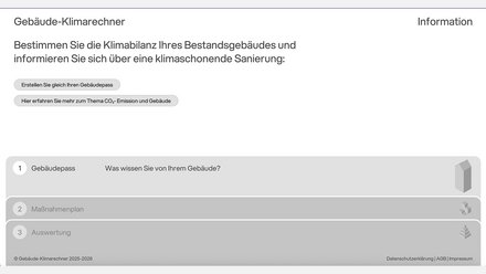 Startseite eines Online‑Tools „Gebäude‑Klimarechner“: Aufforderung zur Bestimmung der Klimabilanz von Bestandsgebäuden; Buttons „Erstellen Sie gleich Ihren Gebäudepass“ und „Mehr zu CO₂‑Emission und Gebäude“; dreistufige Navigation: 1 Gebäudepass, 2 Maßnahmenplan, 3 Auswertung.