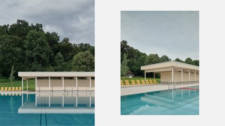Linkes Bild: "Seitenansicht des Freibades mit Fokus auf das türkisblauem Becken. Metallgeländer mit horizontalen Rohren spiegelt sich im Wasser. Dahinter beige Lamellenwand und weiße Betonstützen des minimalistischen Gebäudes."  Rechtes Bild: "Perspektivische Seitenansicht des Freibades unter klarem blauem Himmel. Gelbe Liegestühle auf beiger Betonplattform links. Türkisblauer Pool mit Metallleiter im Vordergrund, rotes Abgrenzungsseil sichtbar. Modernes flaches Gebäude mit offener Konstruktion."