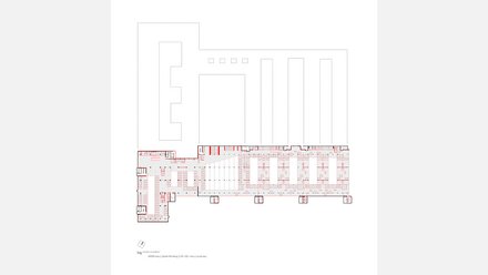 Grundrissdarstellung einer Etage  Eine detaillierte Grundrisszeichnung mit vielen Räumen, Fluren und Treppen. Die Linien sind fein, Wände und Einbauten teilweise rot hervorgehoben. Der Grundriss zeigt eine langgestreckte Gebäudestruktur mit klarer Gliederung. Der Plan dient der Orientierung und zeigt, wie die Räume genutzt, verbunden oder umgebaut werden sollen. 
