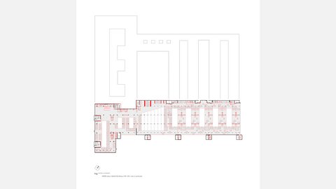 Grundrissdarstellung einer Etage  Eine detaillierte Grundrisszeichnung mit vielen Räumen, Fluren und Treppen. Die Linien sind fein, Wände und Einbauten teilweise rot hervorgehoben. Der Grundriss zeigt eine langgestreckte Gebäudestruktur mit klarer Gliederung. Der Plan dient der Orientierung und zeigt, wie die Räume genutzt, verbunden oder umgebaut werden sollen. 