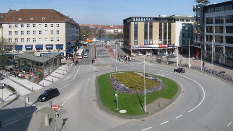 Luftaufnahme des südlichen Bereichs des Holstenfleets in Kiel vor der Neugestaltung mit Straßenkreuzung, Kreisverkehr und angrenzender Bebauung.
