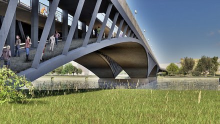 Eine Ansicht unterhalb der Brücke zeigt großzügige Treppenanlagen, geneigte Tragstrukturen und Aufenthaltsbereiche direkt am Wasser, Menschen gehen, sitzen oder verweilen auf den Stufen, wodurch das Bild die Unterseite der Brücke als nutzbaren Stadtraum interpretiert und für neue räumliche Qualitäten jenseits reiner Verkehrsfunktion steht.