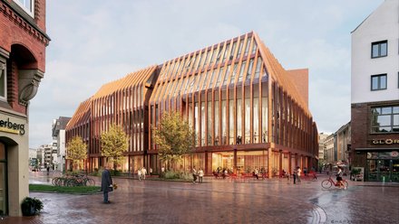 Außenperspektive einer Visualisierung: modernes, mehrgeschossiges Gebäude aus rotbraunem Backstein mit steilen, rhythmischen Fassadenrippen und großen vertikalen Fensterbändern an einer belebten Fußgängerzone; nasses Pflaster, Passanten, Fahrradständer und Cafés im Straßenvordergrund, warmes Abendlicht.
