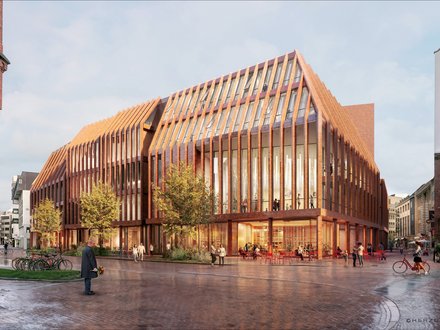 Außenperspektive einer Visualisierung: modernes, mehrgeschossiges Gebäude aus rotbraunem Backstein mit steilen, rhythmischen Fassadenrippen und großen vertikalen Fensterbändern an einer belebten Fußgängerzone; nasses Pflaster, Passanten, Fahrradständer und Cafés im Straßenvordergrund, warmes Abendlicht.
