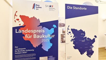 Links Tafel mit Farbverlauf, Überschrift „Landespreis für Baukultur 2025“ und Logos „Baukultur.SH“ sowie „SH“. Rechts eine dunkelblaue Landkarte mit Punkten und Legende für Hauptpreis und weitere Preise; helle Innenraumszene.