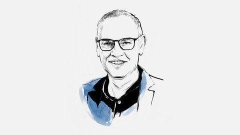 Schwarz-weiße Porträtzeichnung einer lächelnden erwachsenen Person mit Kurzhaar und Brille, in dunklem Hemd und Jacke; blaue Aquarellakzente auf Schultern.